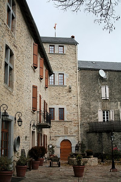 File:Nages tour chateau.JPG