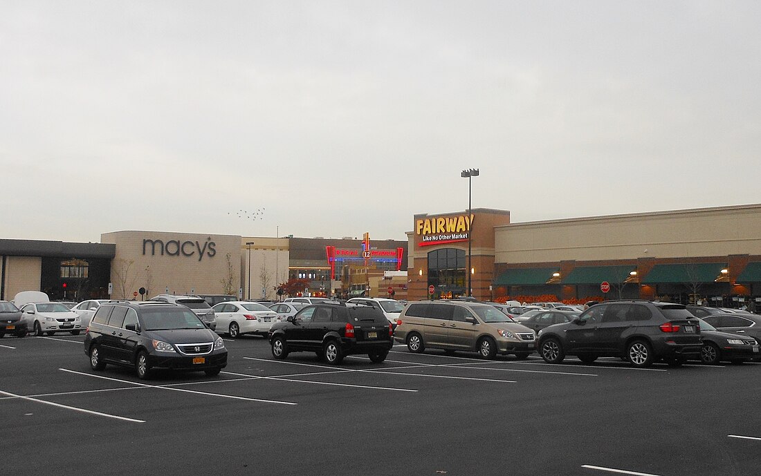 File:Nanuet NY Shops.JPG