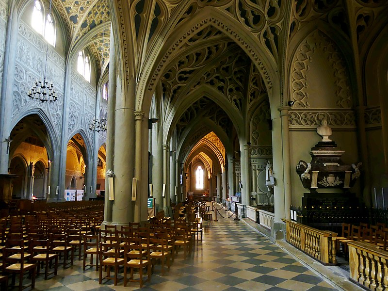 Nef et collatéral de la cathédrale Saint-François-de-Sales de Chambéry (2017).JPG