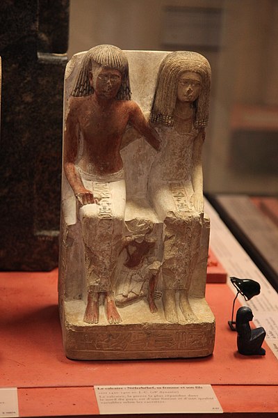 File:Neferhebef wife and son-A 57-IMG 4478.JPG