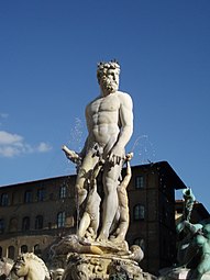 Fontaine avec une statue de Neptune sur une place de Florence