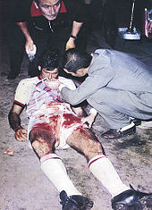 Nestor Combin, attaccante del Milan, accasciato al suolo dopo i duri scontri del 1969 coi giocatori dell'Estudiantes (LP).