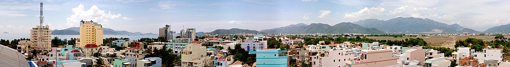 Een panorama over de kuststad Nha Trang
