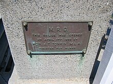 Placa con las palabras "Este puente fue inaugurado el 17 de abril de 1953 por el Honorable JT Tonkin MLA Ministro de Obras"