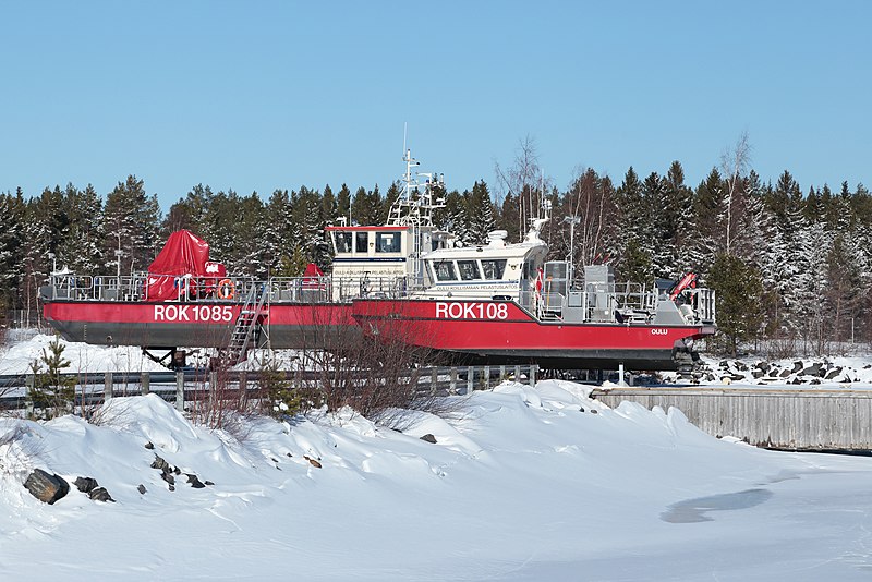 File:Oil recovery vessels Virpiniemi Oulu 20200314.jpg
