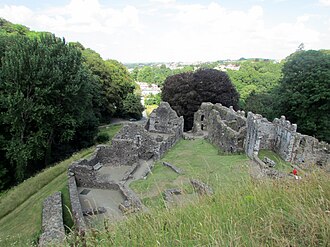 The bailey, seen from the motte, showing (l to r) the kitchens, buttery and Great Hall, and the eastern lodgings, chapel and priest's lodgings Okehampton Castle (14722992259).jpg
