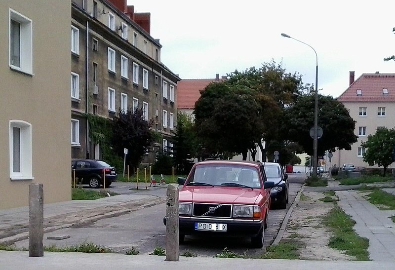 File:Old Volvo, Poznan, Weststadt.jpg