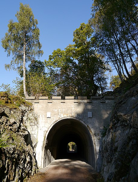 File:Old railway tunnel, by Loch Oich (geograph 4705982).jpg