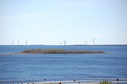 Vatungin tuulivoimalat nähtynä Myllykankaan Merihelmen lintutornista. Etualalla Onsajanmatalan saari.