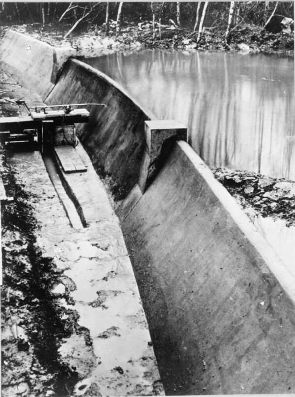 1:50 Scale model of the Möhne Dam, Building Research Establishment 51°42′06″N 0°22′28″W / 51.701764°N 0.374486°W / 51.701764; -0.374486