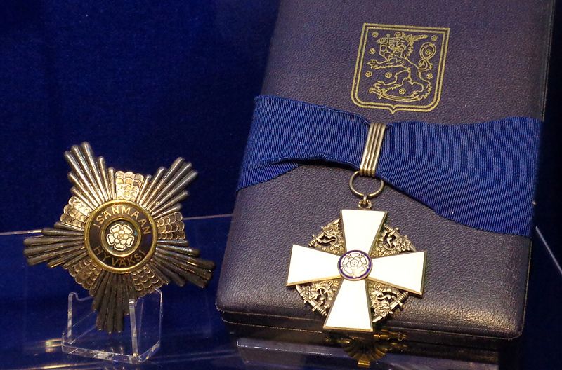 File:Order of the White Rose of Finland commander 1st class insignias (Finland) - Tallinn Museum of Orders.jpg