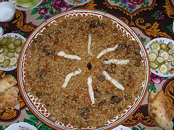 Το Osh plov, Εθνικό φαγητό των Τατζίκων και βασικό είδος διατροφής στην κουζίνα των Ουζμπέκων και των Εβραίων της Μπουχάρα.