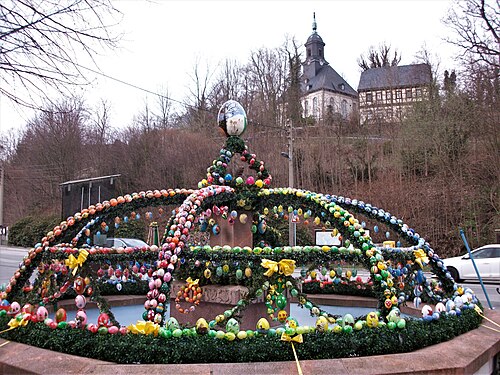 Osterbrunnen Gornsdorf mit Kirche