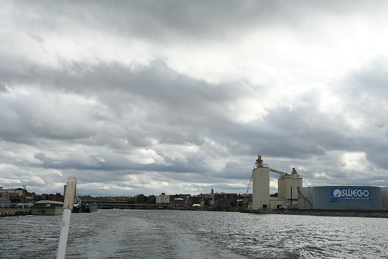 File:Oswego River back Door - panoramio.jpg