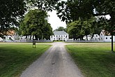 Fil:OttenbyKungsgård160727avstånd.jpg