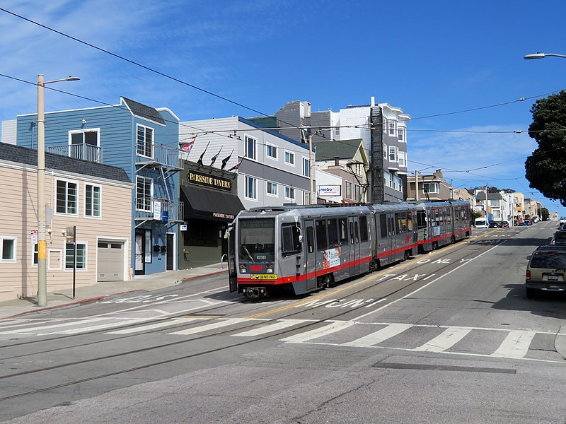 File:Outbound train at Taraval and 30th Avenue (2), September 2018.JPG