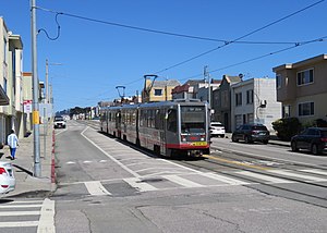 Hinfahrender Zug in Taraval und 44th Avenue, Juni 2018.JPG