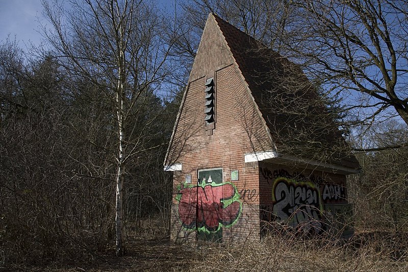 File:Overzicht van transformatorhuisje met graffiti, op de hoek met de Mesdaglaan - Bosch en Duin - 20534824 - RCE.jpg