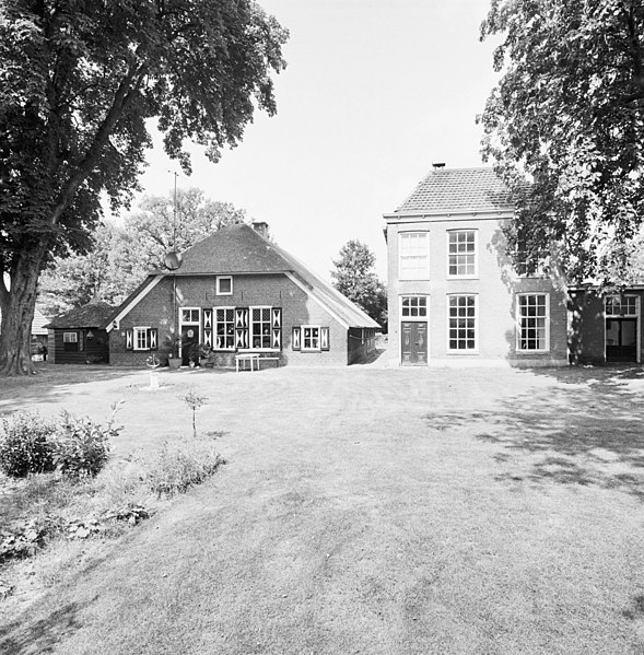 File:Overzicht voorgevel spieker en voorgevel en rechter zijgevel boerderij - Heino - 20350760 - RCE.jpg