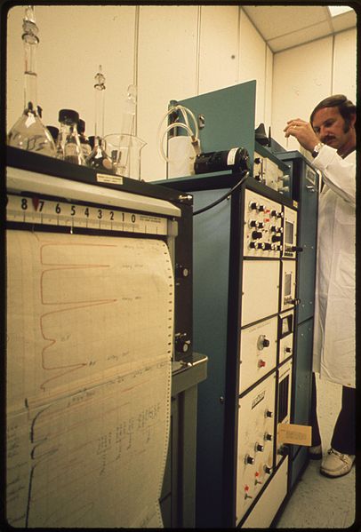 File:PESTICIDES ARE SEPARATED AND ANALYZED BOTH QUALITATIVELY AND QUANTITATIVELY BY A GAS CHROMATOGRAPH AT THE MISSISSIPPI... - NARA - 555249.jpg