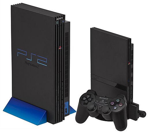 De originele PlayStation 2 (links) en de slimline PlayStation 2 met 8 MB Memory Card en DualShock 2 controller (rechts).