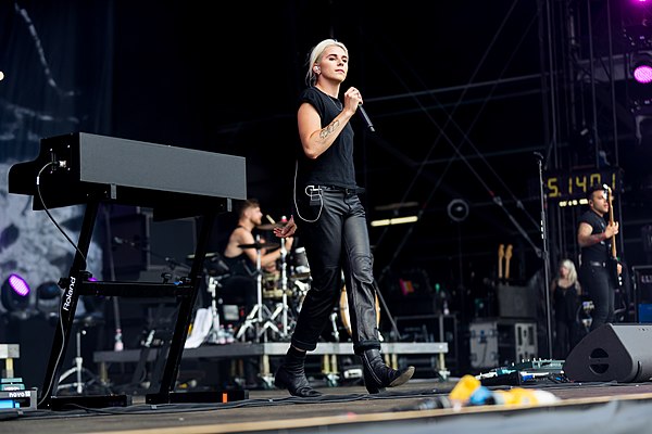 Pvris performing in 2018