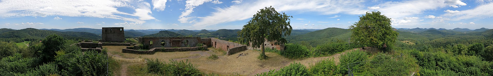 Panoramaaufnahme der Ruine und der Umgebung