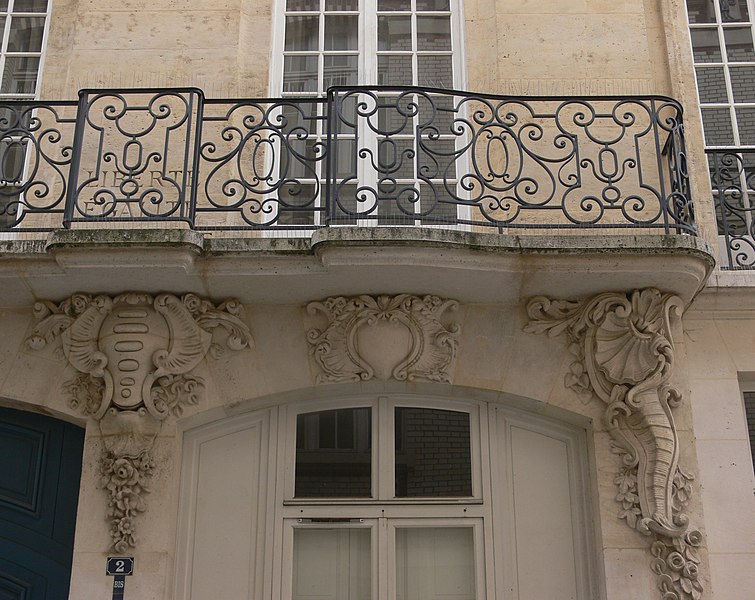 File:Paris - hôtel du Barry - balcon modillons.jpg