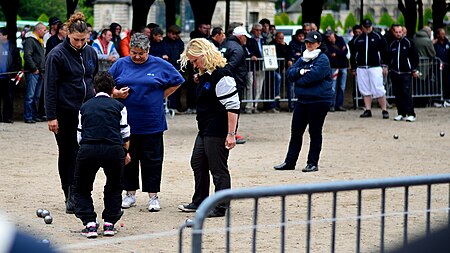 Fail:Petanque in Esplanade des Invalides (20329529103).jpg