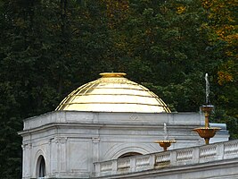 Купол и фонтаны на крышах колоннады