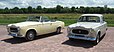 Deux Peugeot 403 côte à côte : un cabriolet et une berline.