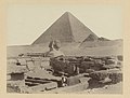 Piramides en sfinx van Gizeh bij de koninklijke graven E 53. Koninklijke graven bij de pyramiden. Caïro (titel op object) Egypte (serietitel), RP-F-1997-27-53.jpg