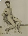 Al 0407 - Ragazzo seduto. / Sitting boy.