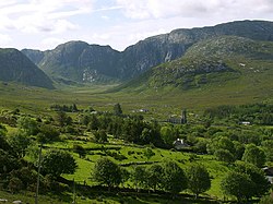 Vista de Glen envenenado e as montanhas de Derryveagh.