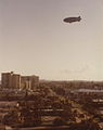 Дирижабль Goodyear[en] Goodyear GZ-20[en] над городом. Фото 1979 года.