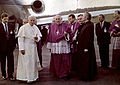 البابا يوحنا بولس الثاني في زيارة إلى بولندا عام 1987، وقد لعب البابا دورًا هامًا في اسقاط النظام الشيوعي.