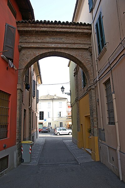 File:Porta Piacenza 1.JPG