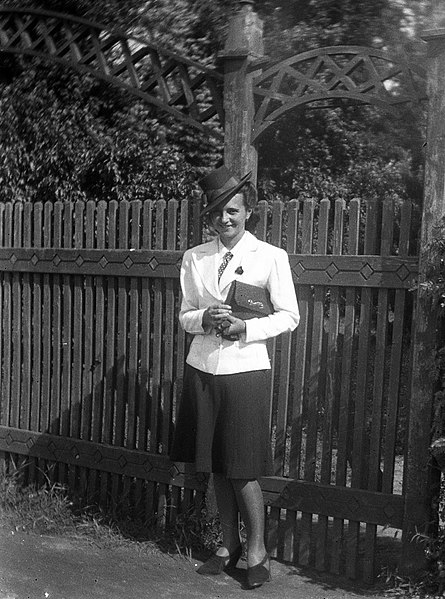 File:Portrait, fashion, woman, hat, bag, lath fence Fortepan 18986.jpg