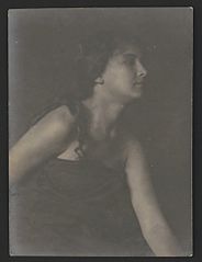Portrait of Gilbertese-Hawaiian girl 1909, Library of Congress.jpg