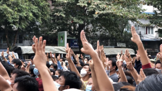 6. februar, demonstranter viser trefinger-symbol i Hledan, Yangon.