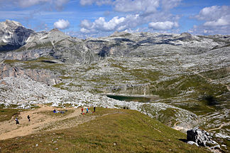 Die Gebirgslandschaft der Puezgruppe, im Vordergrund der Lech de Crespëina