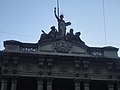 Réplica de la estatua de la libertad en el frente del edificio.