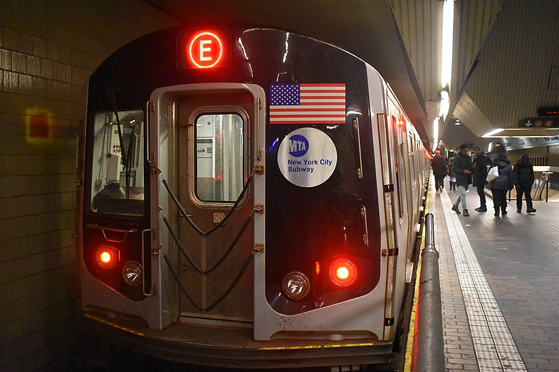 File:R160 E Train at Jamaica Center.jpg