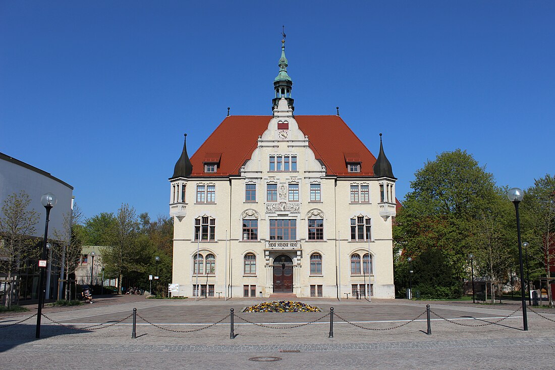 File:Rathaus Trossingen weit.JPG