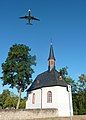 Mönchhofkapelle mit Jet im Landeanflug