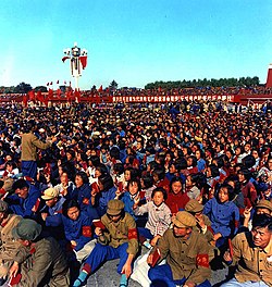 Ruĝaj gardistoj en la placo Tian Anmen en 1966.