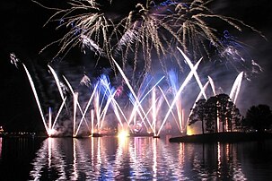 Feux d'artifice se reflétant dans l'eau au cours du spectacle pyrotechnique IllumiNations: Reflections of Earth, au parc Epcot de Walt Disney World Resort, en Floride. (définition réelle 2 814 × 1 876)