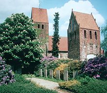 Die Wiefelsteder St.-Johannes-Kirche von der Kirchstraße aus gesehen (vor der Renovierung des Glockenturms 2006)