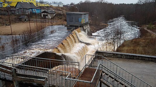 Плотина на реке Рощинке — недействующая Рощинская ГЭС. 2020 год