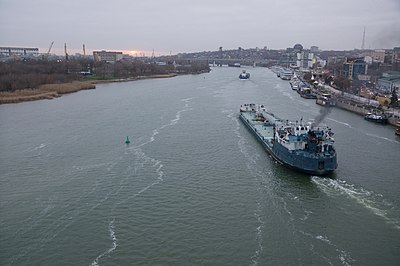 Температура в реке дон ростове. Ростов на Дону река. Река Дон в Ростовской области. Ривер Дон Ростов. Баржа на реке Дон.